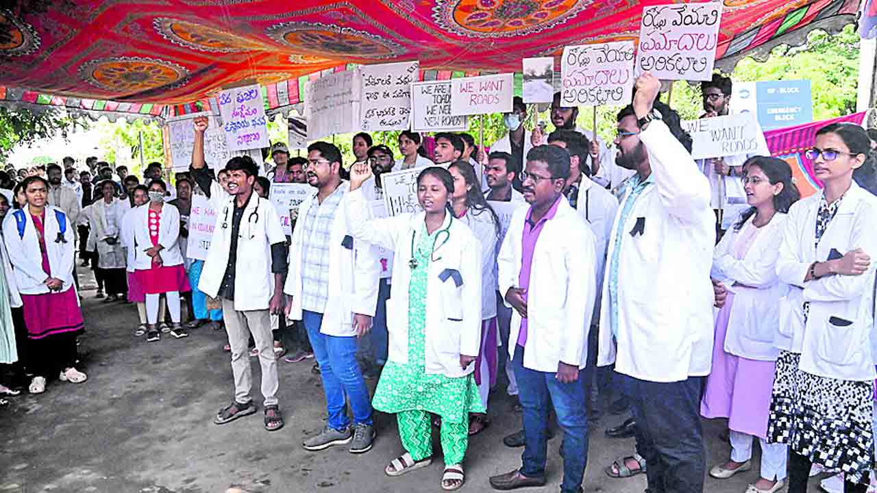 సమ్మెలో జూనియర్ డాక్టర్లు