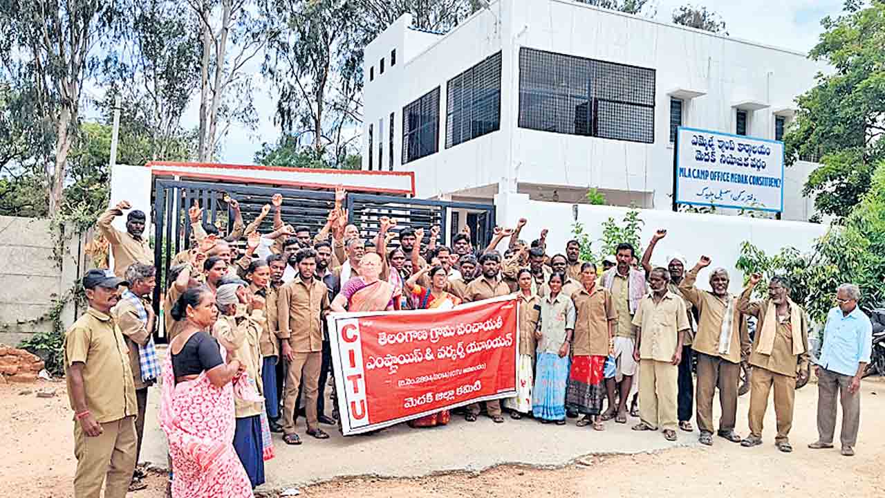 పెండింగ్‌ వేతనాలు చెల్లించాలి