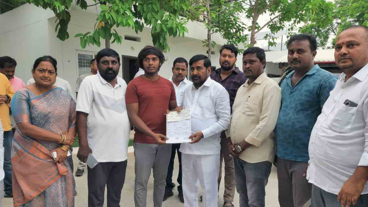 కార్యకర్తల కుటుంబాలకు అండగా బీఆర్‌ఎస్‌