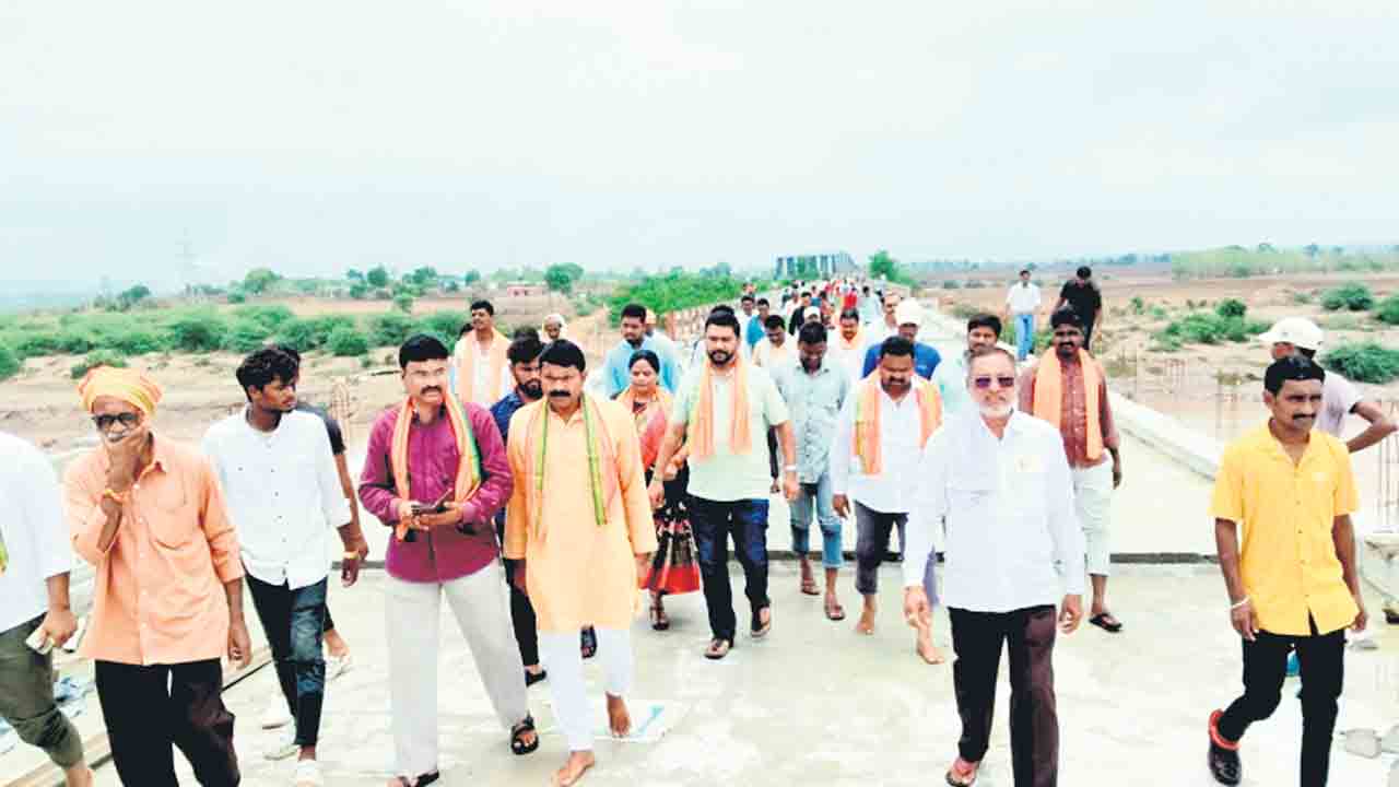 అప్రోచ్‌ రోడ్డు పూర్తి చేయకుంటే నిరవధిక సమ్మె