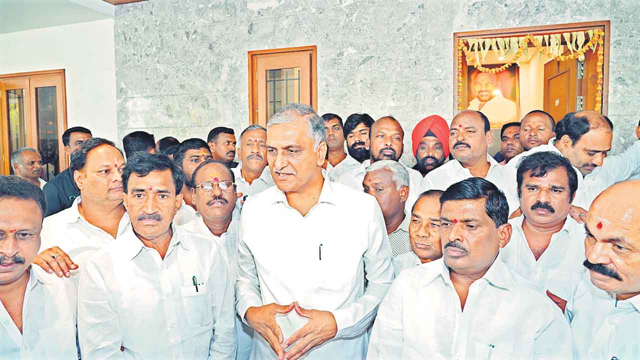 అక్రమ కేసులతో లొంగదీసే కుట్ర