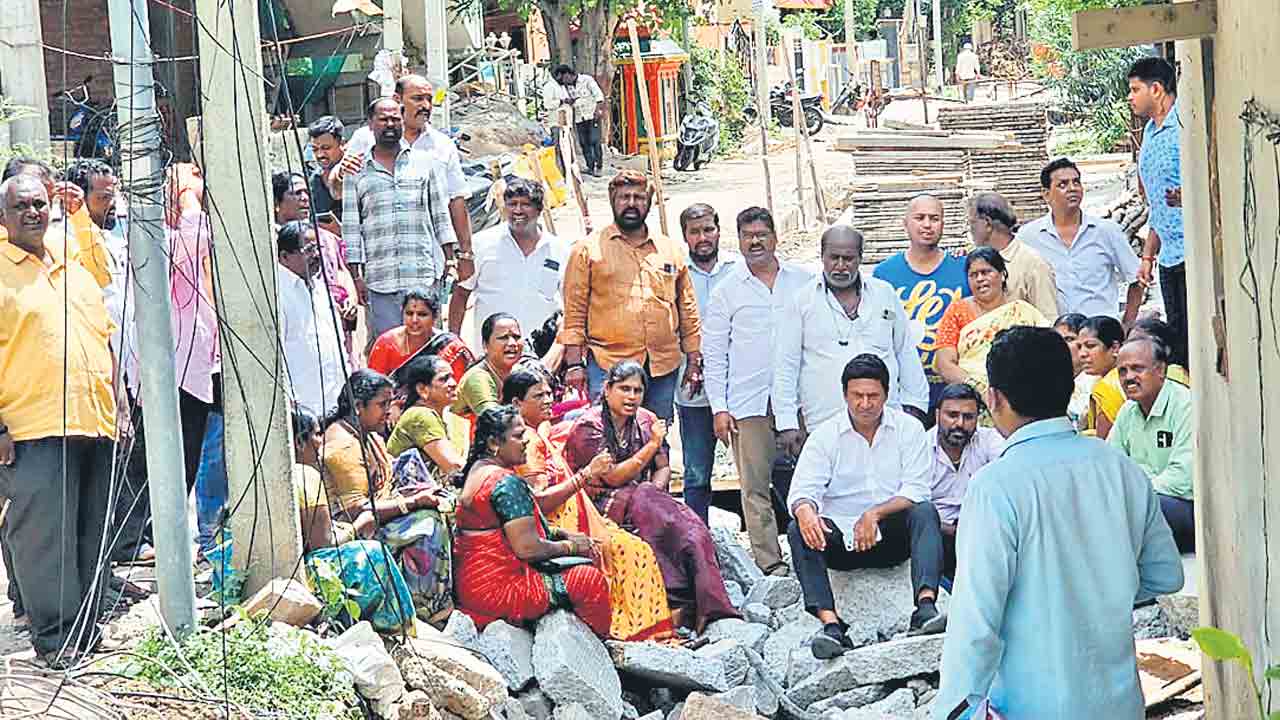 అసంపూర్తి పనులపై ఎమ్మెల్యే మర్రి నిరసన