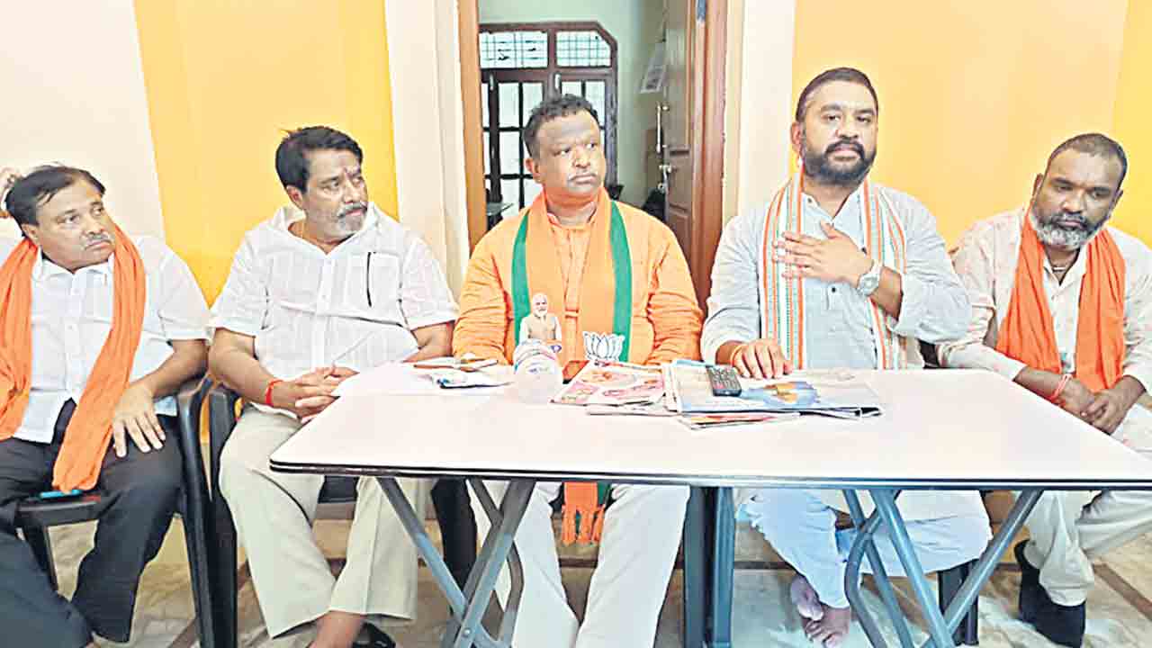 పోడుభూముల జోలికొస్తే ఊరుకోం