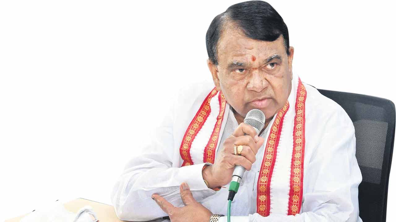 నకిలీ విత్తనాల విక్రయదారులపై కఠినంగా వ్యవహరించాలి