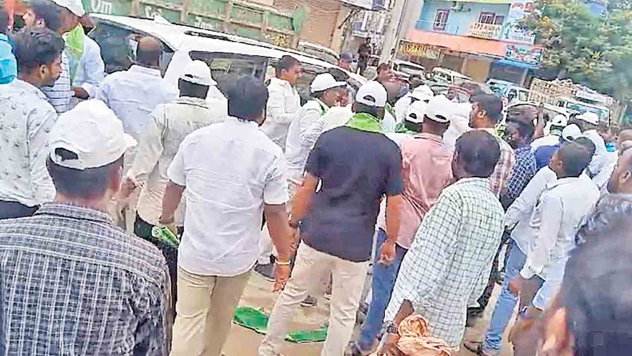 Hyderabad | మేయర్‌తో ఫొటో తెచ్చిన తంటా.. బీఆర్‌ఎస్‌, కాంగ్రెస్‌ నేతల మధ్య గొడవ