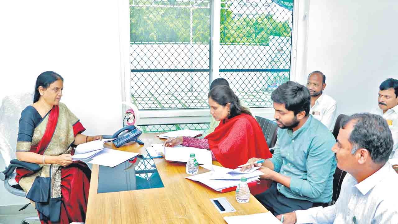 Sabita Indra Reddy | తీర్మానాలు లేకుండా పనులేంటి?.. పెండింగ్‌ పనులు ఎందుకు చేయడం లేదు?: ఎమ్మెల్యే సబితాఇంద్రారెడ్డి