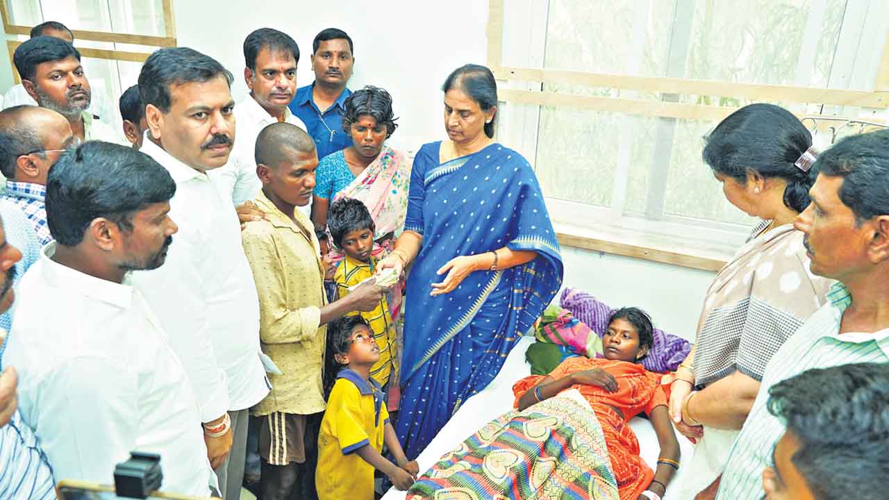 Sabitha Indra Reddy | రాష్ర్టాన్ని రావణకాష్టంగా మార్చిన రేవంత్‌ సర్కార్‌.. చెంచు మహిళకు అండగా బీఆర్‌ఎస్‌: మాజీ మంత్రి సబిత