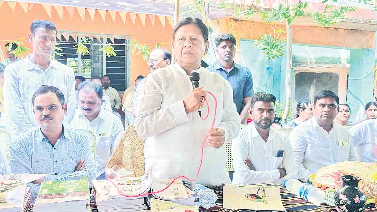 ఉపాధ్యాయులు అంకితభావంతో పనిచేయాలి