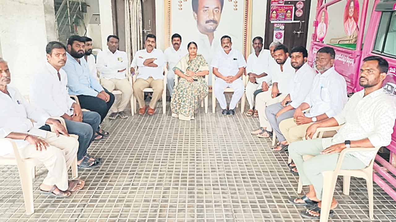 విమర్శలు మాని అభివృద్ధి చేయాలి