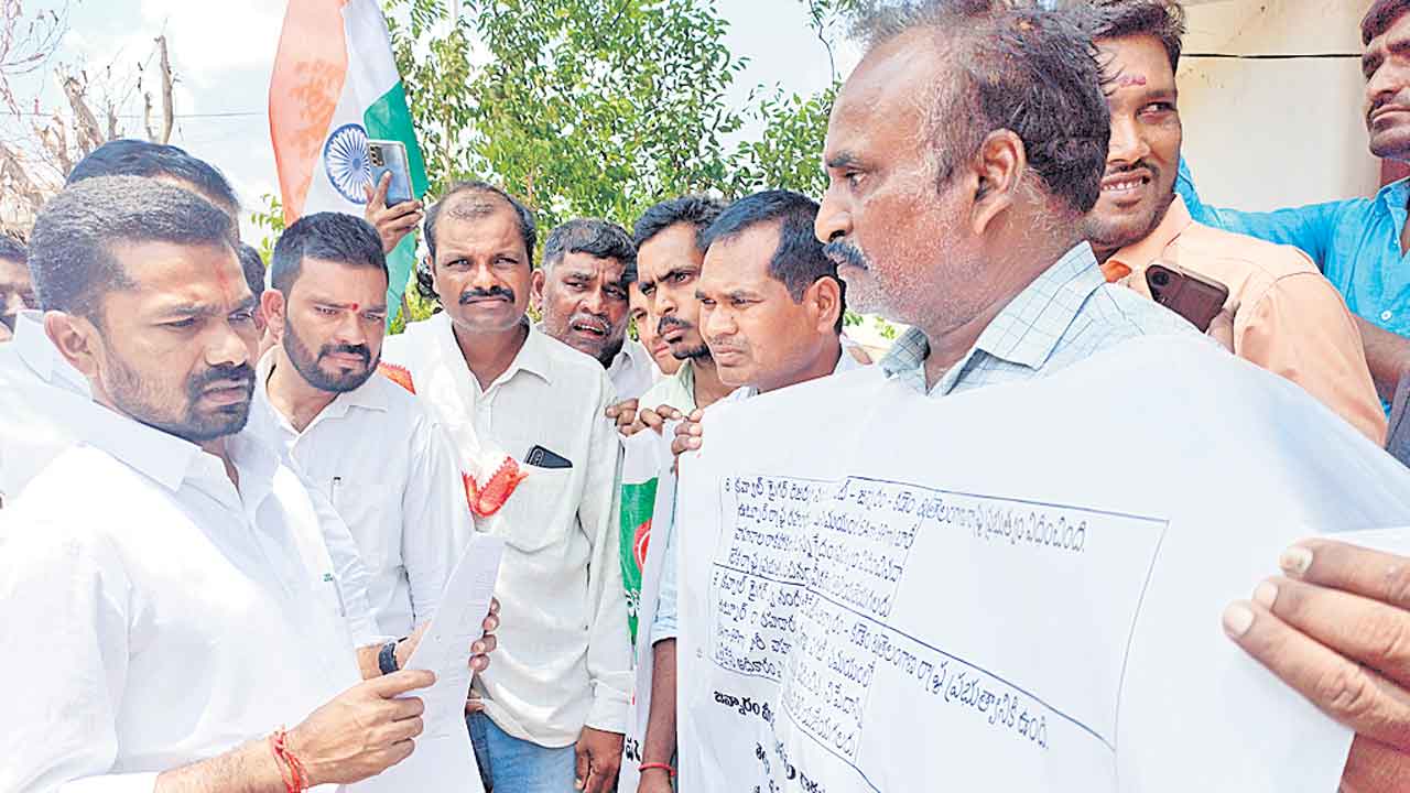 ఎమ్మెల్యే వెడ్మ బొజ్జుకు నిరసన సెగ