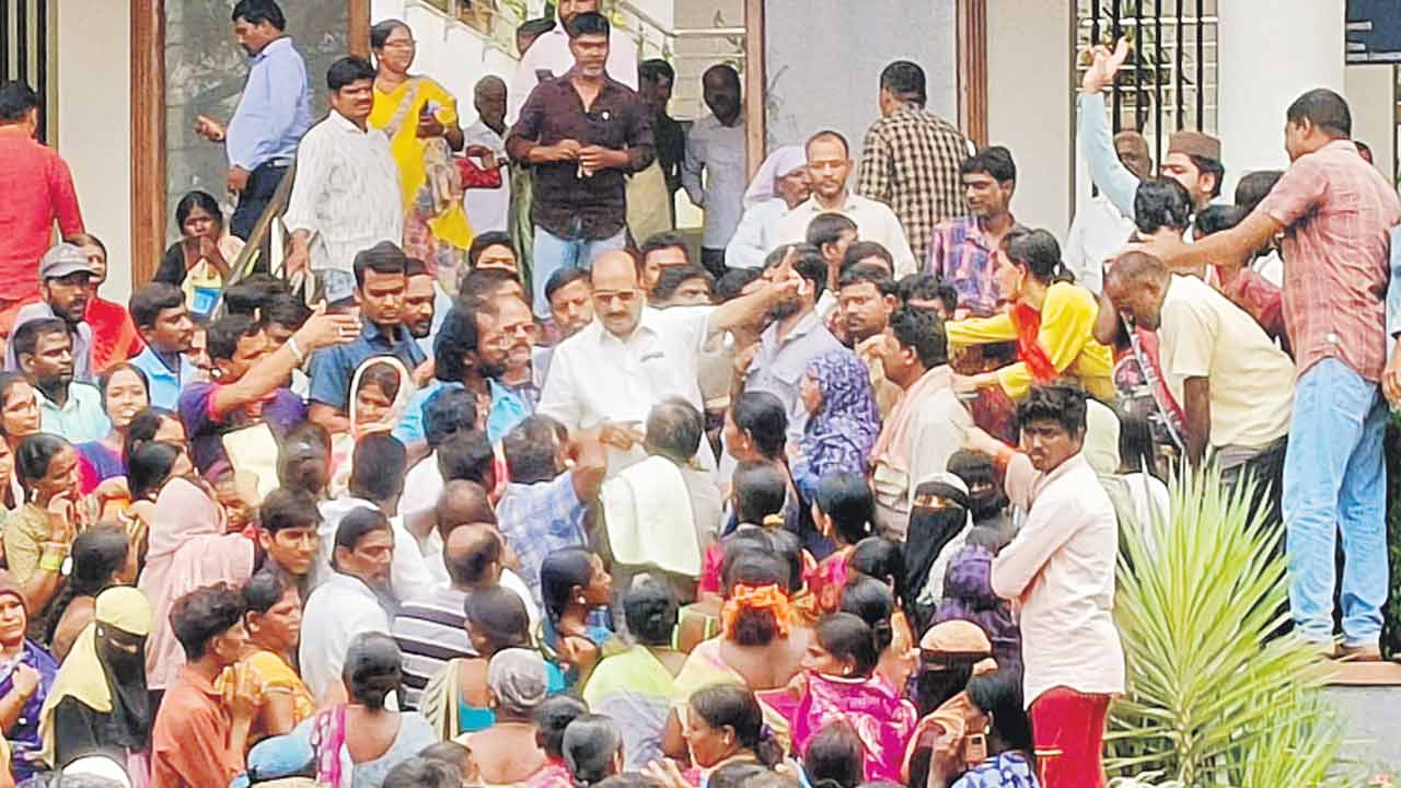 పట్టా సర్టిఫికెట్ల కోసం లబ్ధిదారుల ఆందోళన