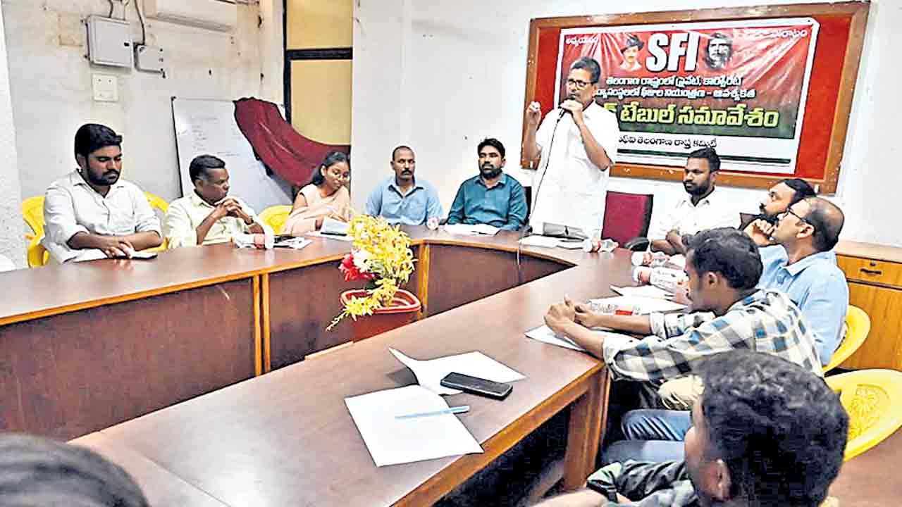 స్కూల్స్‌లో ఫీజుల నియంత్రణకు ప్రత్యేక చట్టం తేవాలి