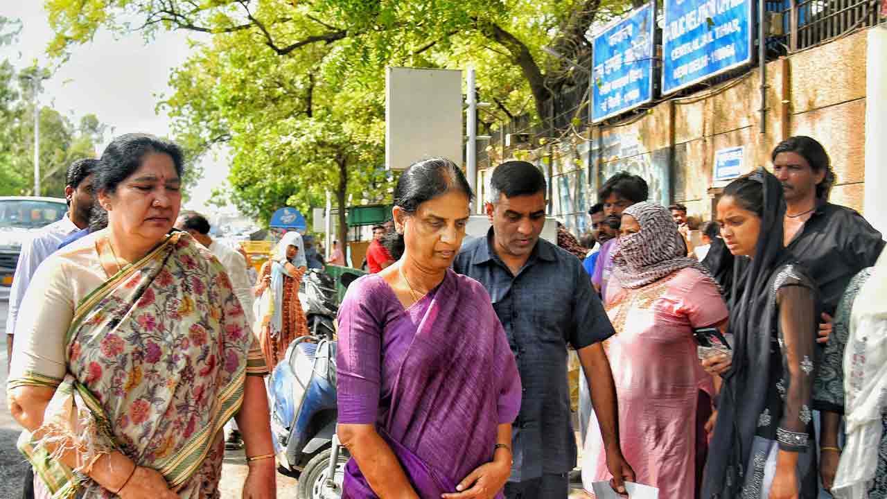 MLC Kavitha | ఎమ్మెల్సీ కవితను పరామర్శించిన మాజీ మంత్రులు సబిత, సత్యవతి