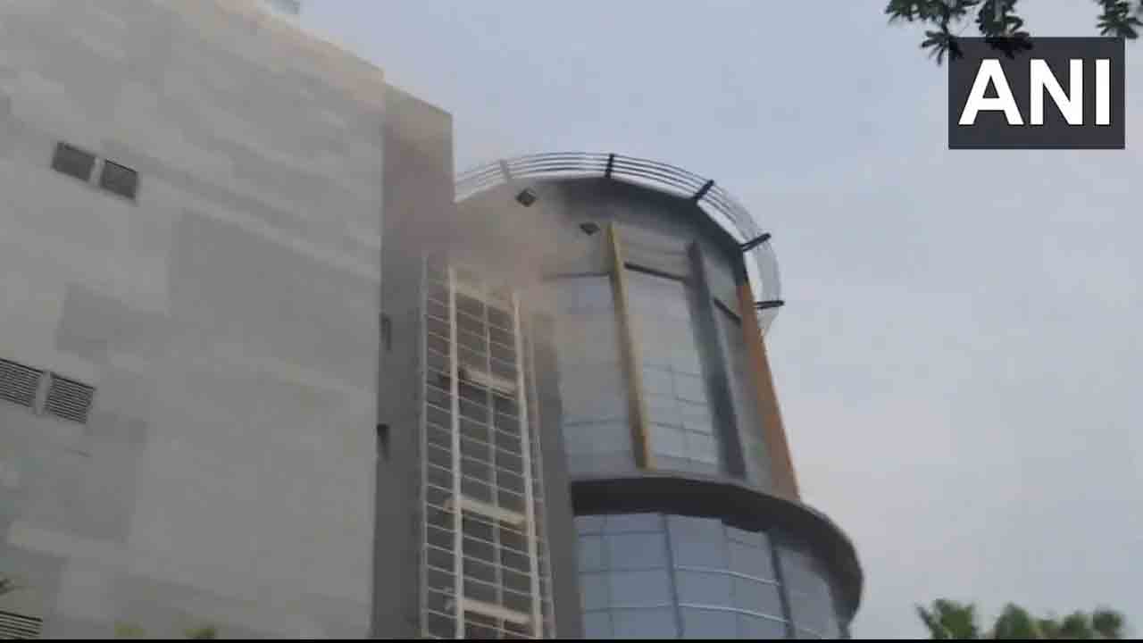 Fire broke out | మాల్‌లో చెలరేగిన మంటలు