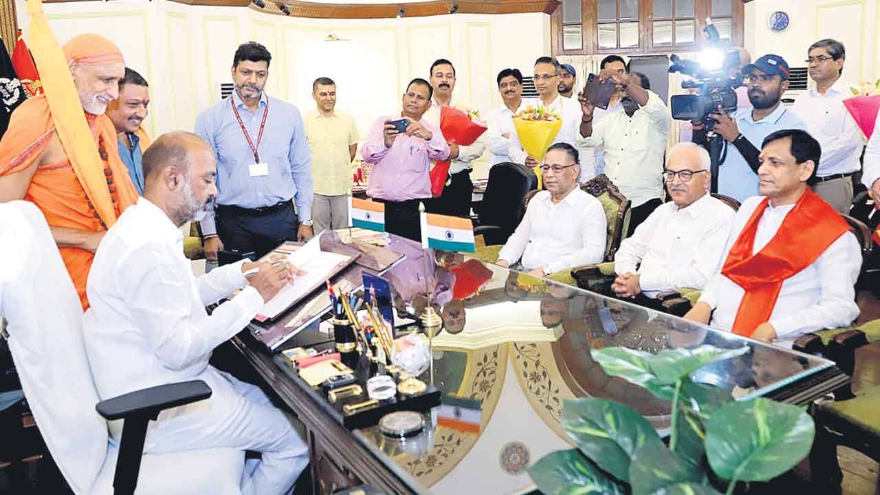 కేంద్రమంత్రిగా బండి సంజయ్ బాధ్యతల స్వీకరణ