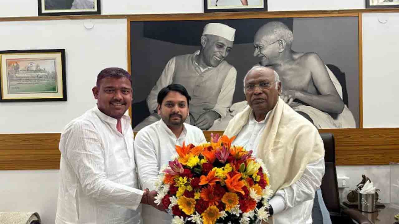 Maharashtra Rebel’s Return | కాంగ్రెస్‌కు రెబల్‌ అభ్యర్థి మద్దతు.. వందకు చేరిన సీట్ల సంఖ్య