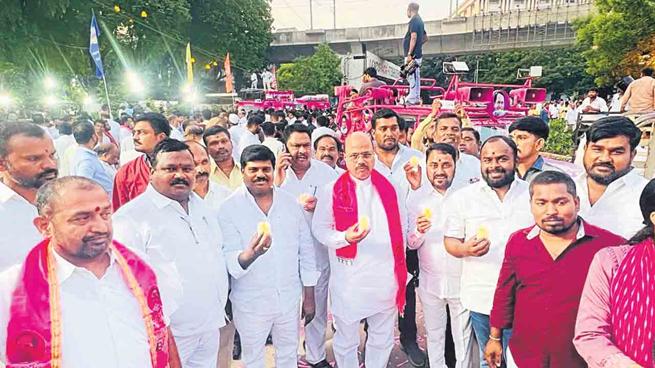 కనుల పండువగా కొవ్వొత్తుల ర్యాలీ