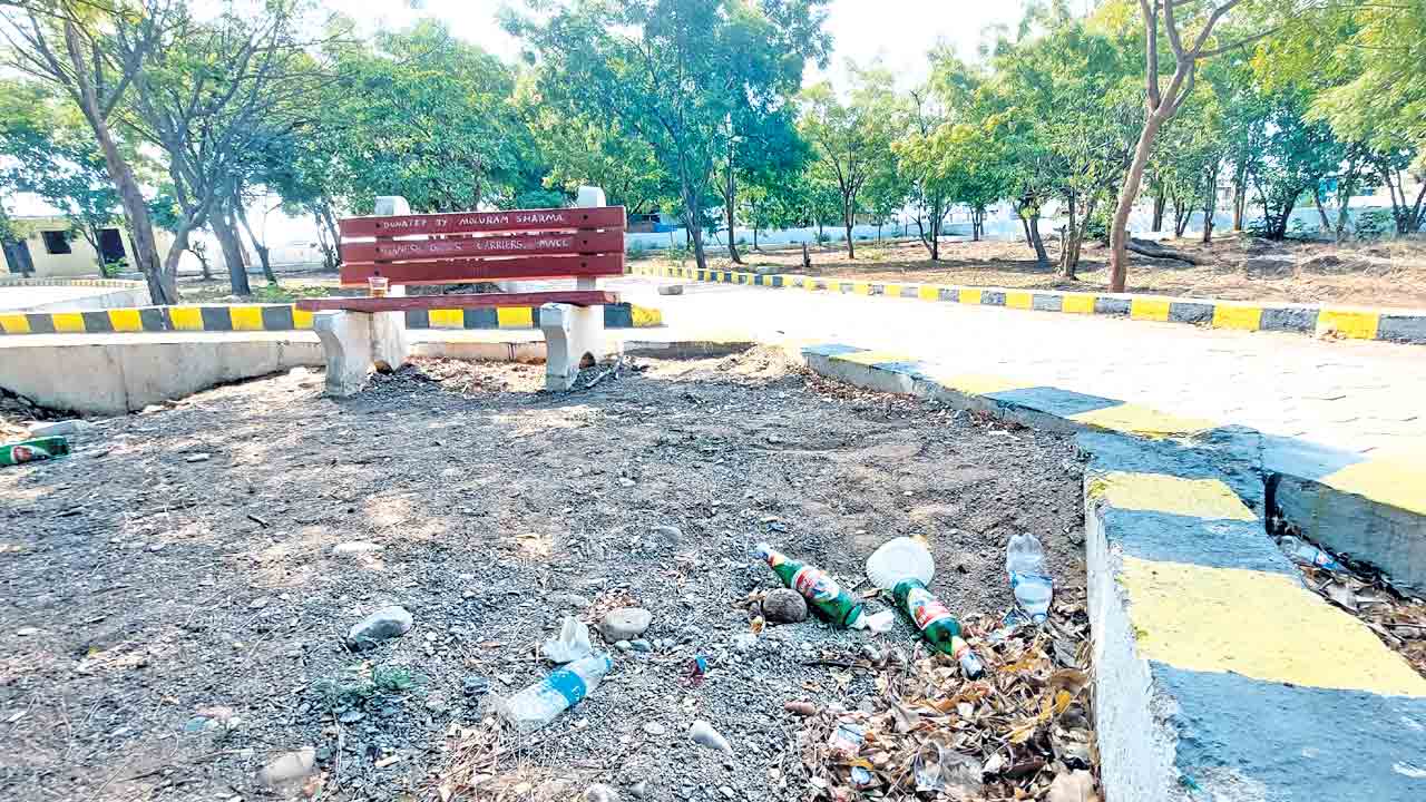 మందుబాబులకు అడ్డాగా పార్కు