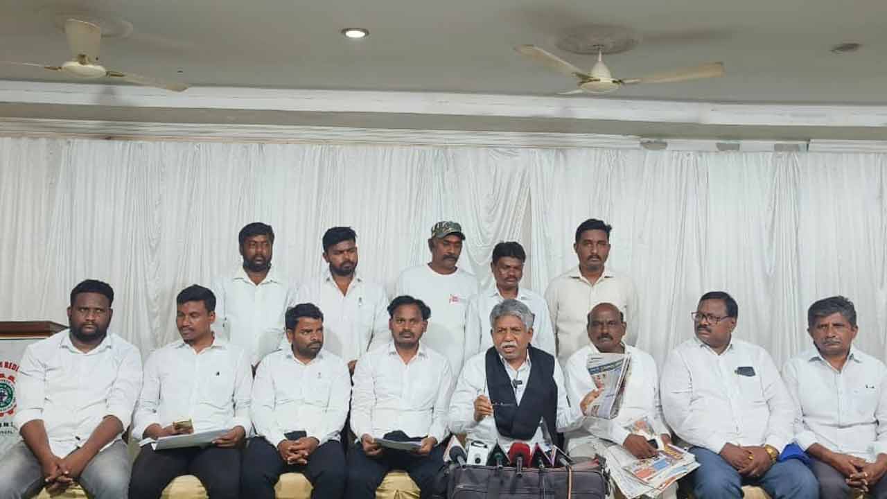రాష్ట్ర గీతాన్ని సమాజం అంగీకరించదు