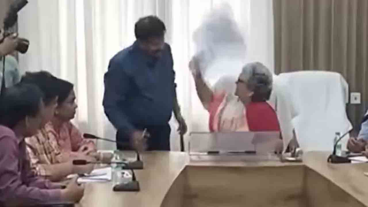 Watch: సమావేశంలో మేయర్‌ ఆగ్రహం.. అధికారిపై ఫైలు విసిరివేత