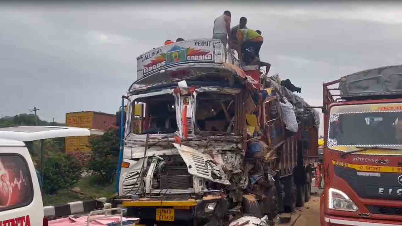 Road Accident | చేగుంటలో రెండు లారీలు ఢీ.. డ్రైవర్‌ సహా ఐదురుగురు దుర్మరణం