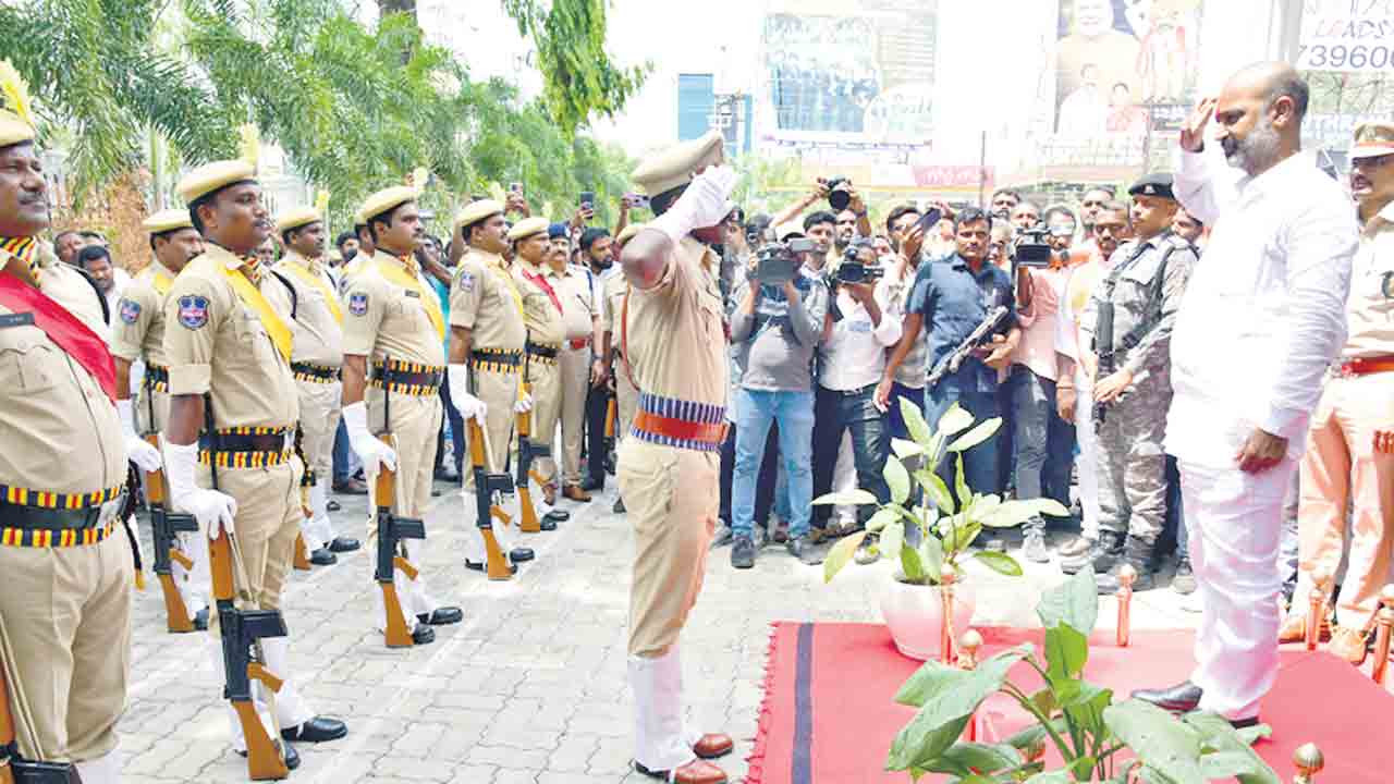 రాజకీయాలకు అతీతంగా అభివృద్ధి