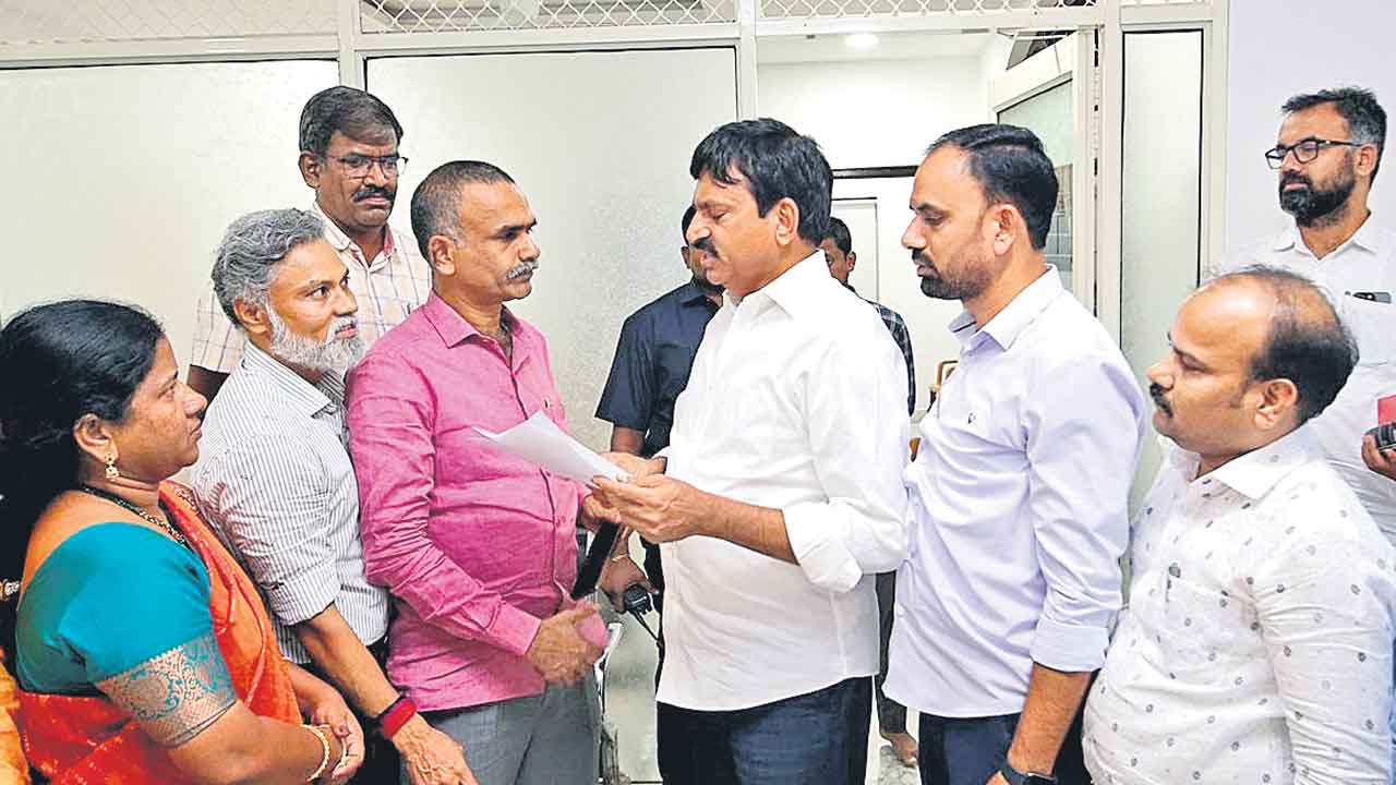 రెవెన్యూలో అధికార వికేంద్రీకరణ జరపాలి