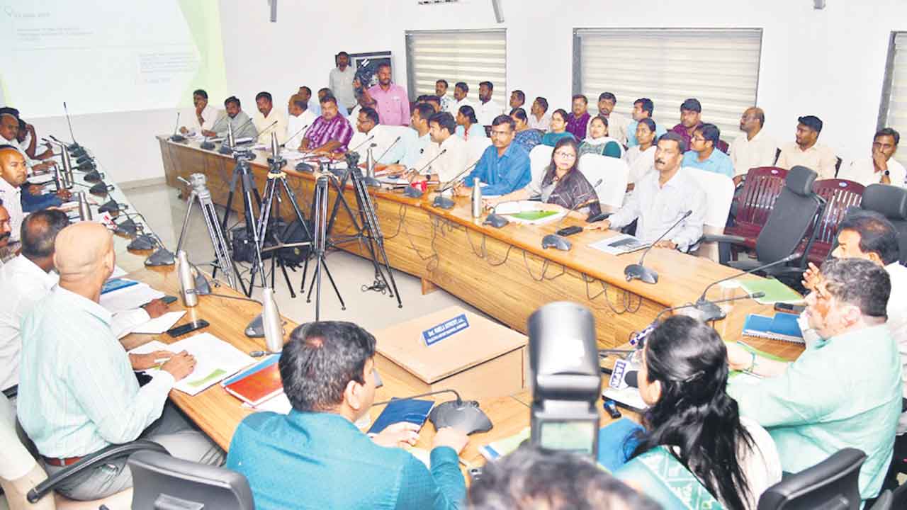 సమీక్ష సరే.. సమాచారమేది?