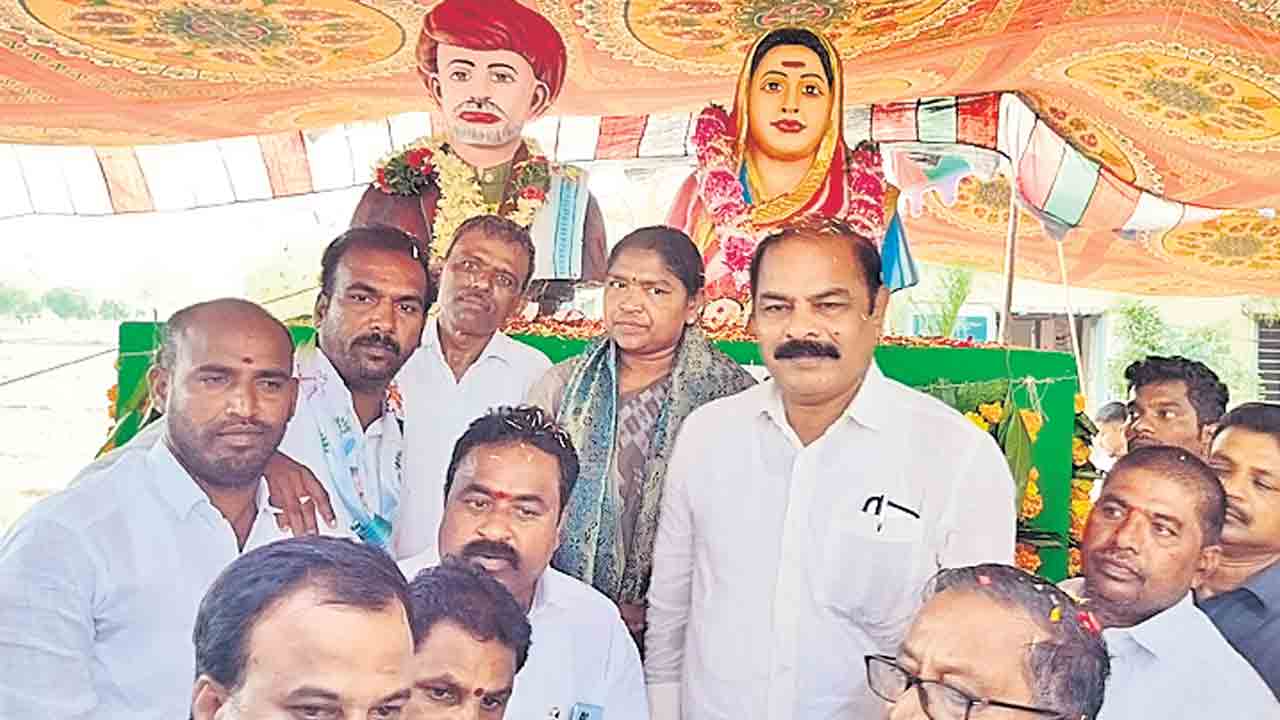 పూలే స్ఫూర్తిని కొనసాగించాలి