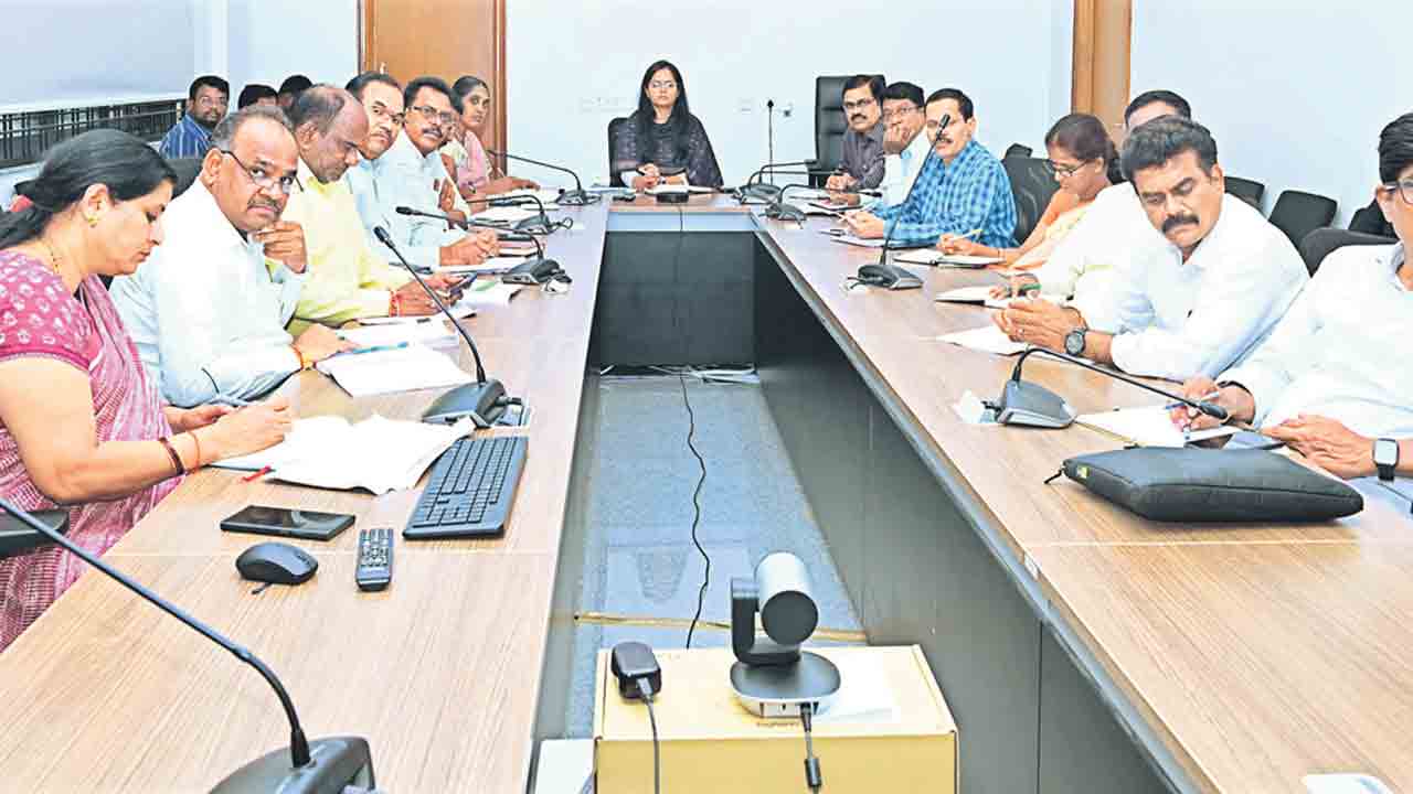 వర్షాకాలంలో అప్రమత్తంగా ఉండాలి