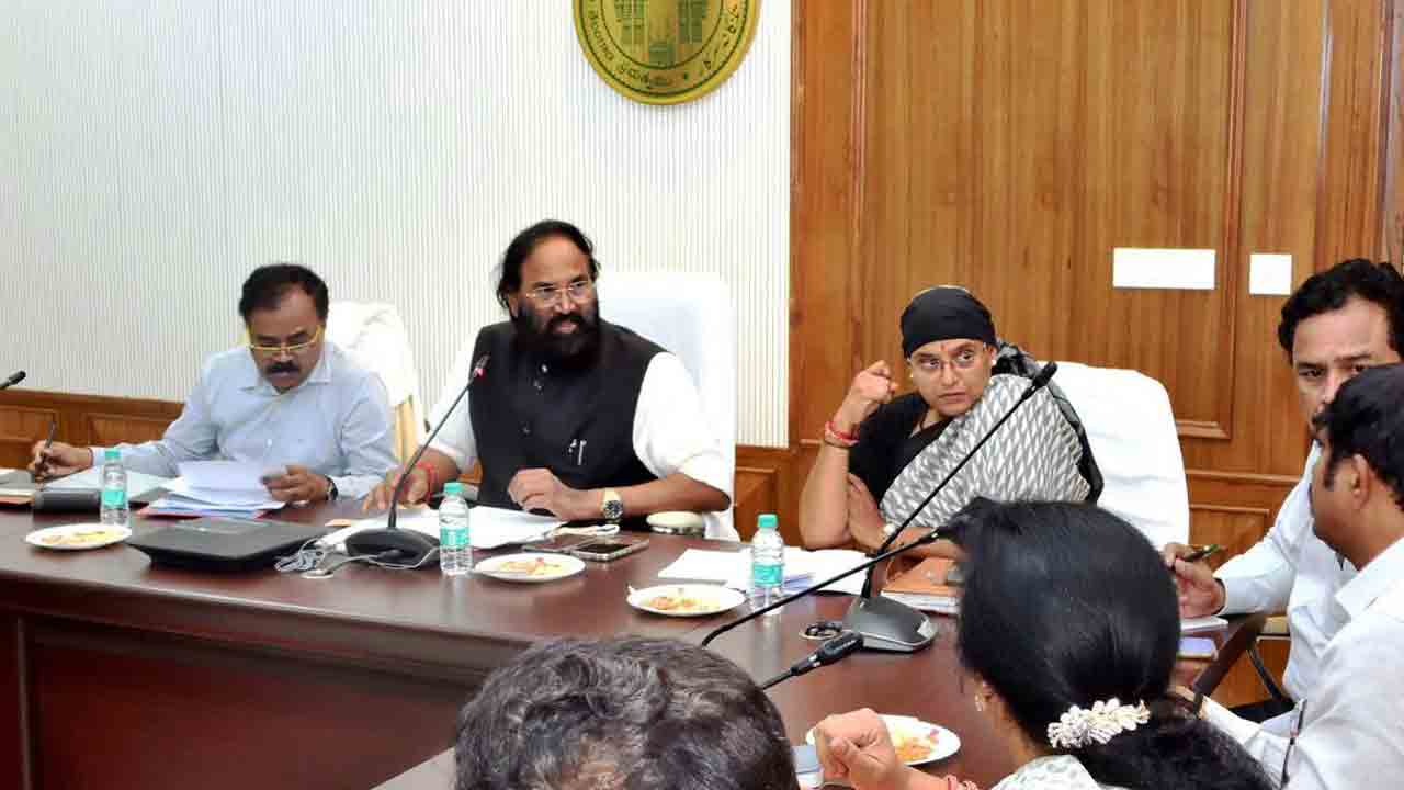 మున్సిపాలిటీల అభివృద్ధిపై మంత్రి ఉత్తమ్‌ సమీక్ష