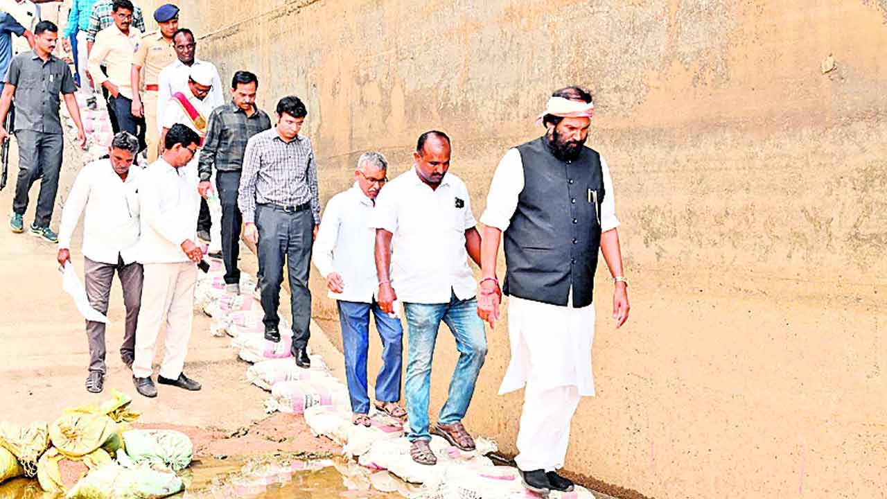 హడావిడి..ఆర్భాటం