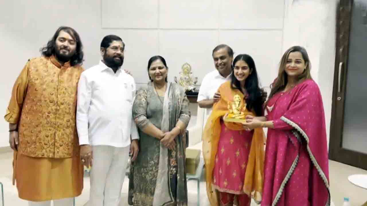 Mukesh Ambani | మహారాష్ట్ర సీఎం షిండేని కలిసిన ముకేశ్‌ అంబానీ.. కుమారుడి వివాహానికి ఆహ్వానం