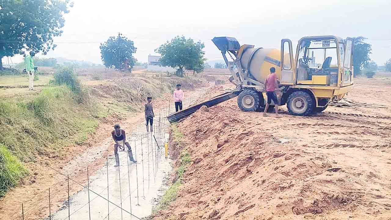 ఒర్రెను పూడ్చేసి కబ్జా!