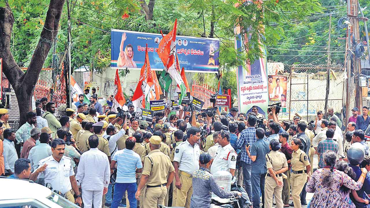 యూత్‌ కాంగ్రెస్‌ నేతలను అడ్డుకున్న పోలీసులు