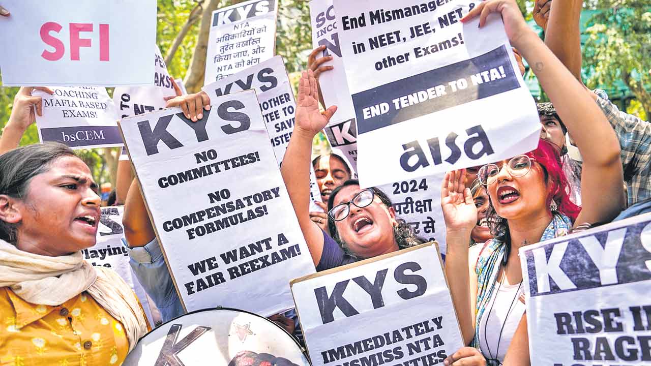 నీట్‌ అక్రమాలపై విద్యార్థుల గర్జన