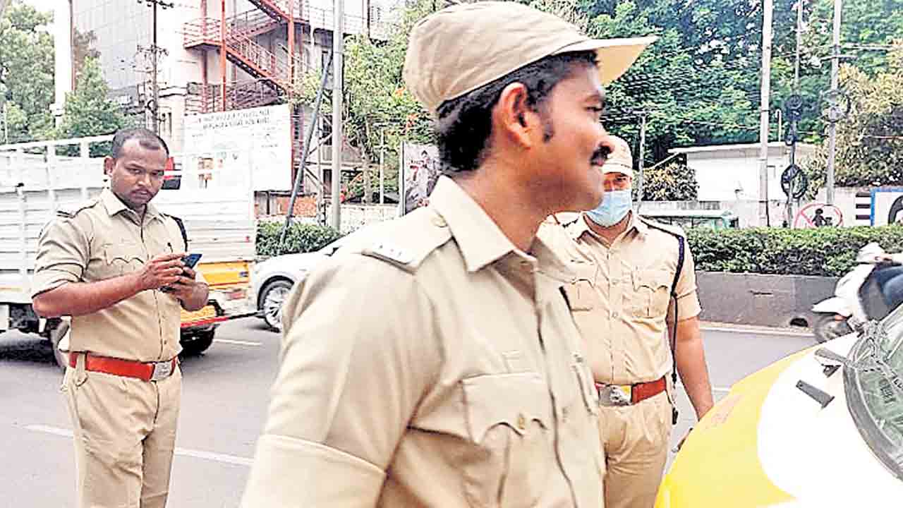 Hyderabad | ఏయ్‌ ఆగు.. పేపర్లున్నయా.. ఆర్టీఏ సిబ్బందిమంటూ తనిఖీలు