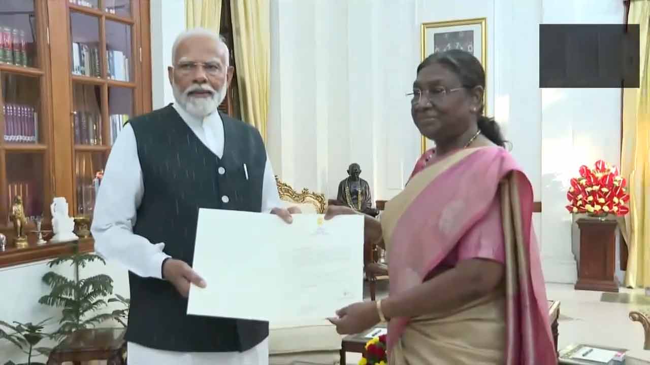 Narendra Modi | రాష్ట్రపతి ద్రౌపది ముర్మును కలిసిన మోదీ.. కొత్త ప్రభుత్వ ఏర్పాటుకు ఆహ్వానించాలని వినతి.. Video