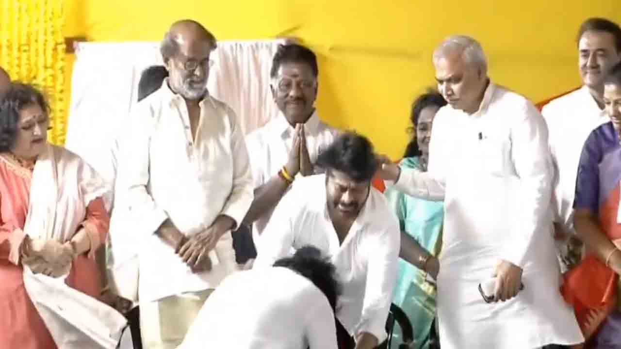 Pawan Kalyan | చిరంజీవి పాదాలను తాకి ఆశీస్సులు తీసుకున్న మంత్రి పవన్ కళ్యాణ్