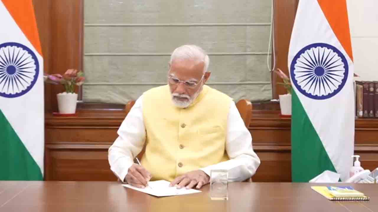 PM Modi | ప్రధానిగా బాధ్యతలు స్వీకరించిన మోదీ.. కిసాన్ నిధి విడుదల చేస్తూ ఫైల్పై తొలి సంతకం