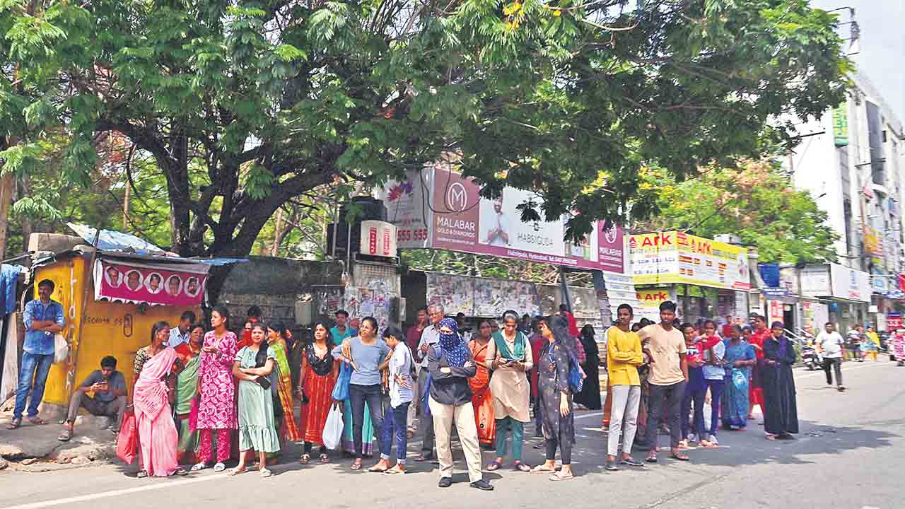 బస్సు రాక కోసం పడిగాపులు