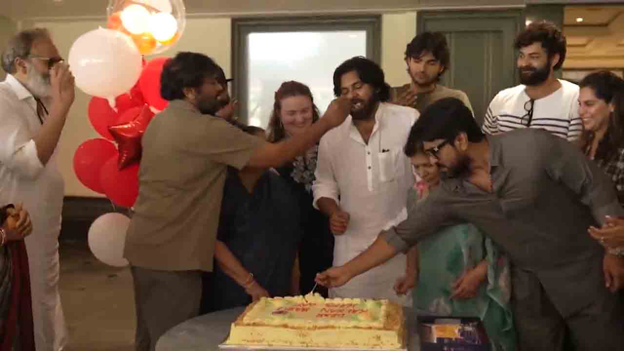 Chiranjeevi | పవన్‌ కల్యాణ్‌తో కేక్‌ కట్‌ చేయించిన చిరంజీవి కుటుంబసభ్యులు