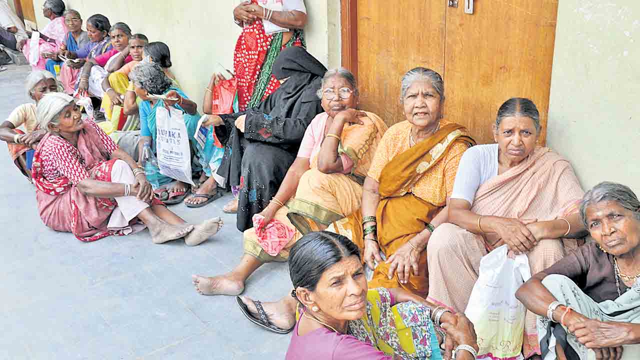 అవ్వాతాతల ఎదురుచూపు