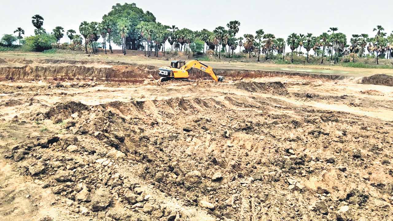 Bhupalpally | పొలాల పేరుతో మట్టి దందా.. చెరువు కట్టనూ కూలగొట్టి బంకమట్టి తరలింపు!