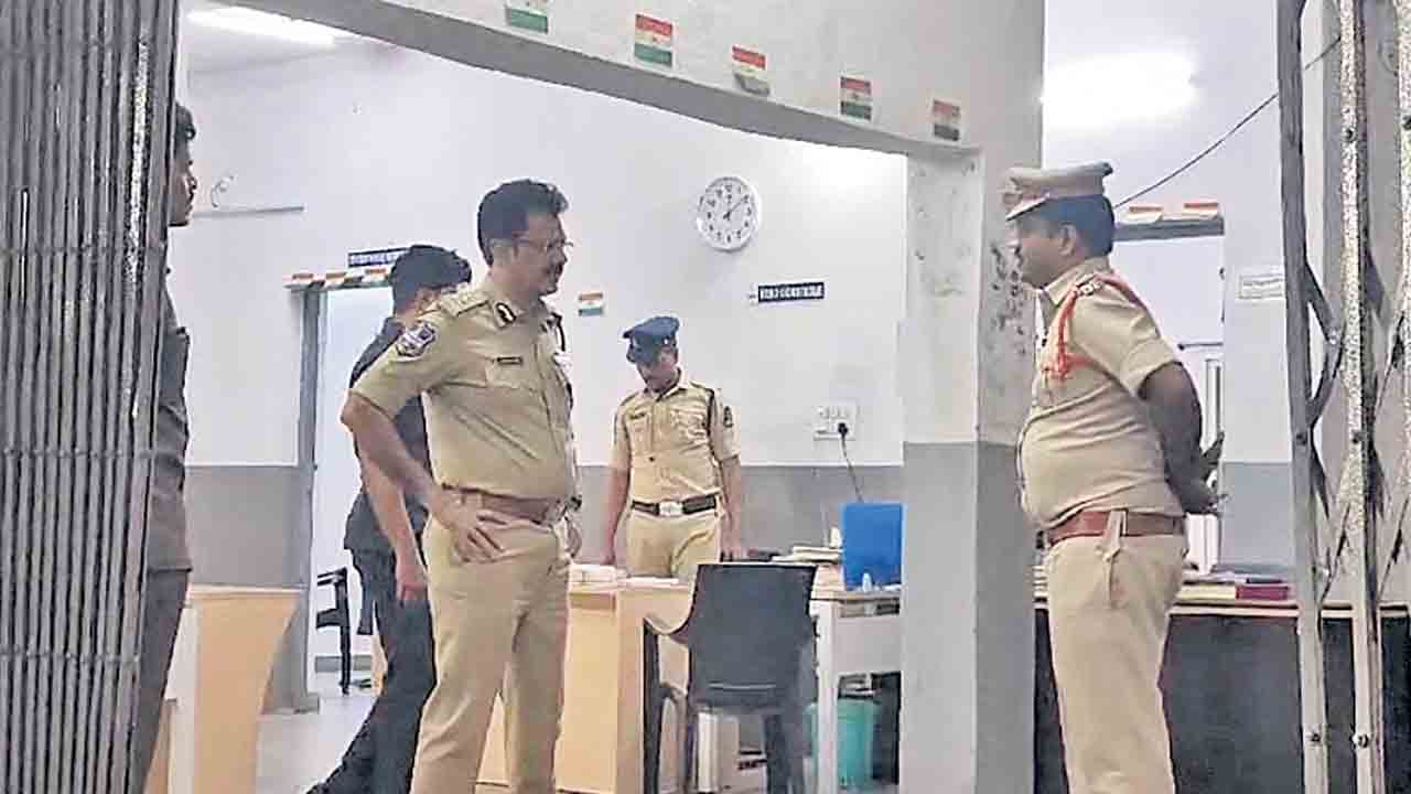 గస్తీ చెయ్యమంటే.. ఏం చేస్తున్నావ్‌?