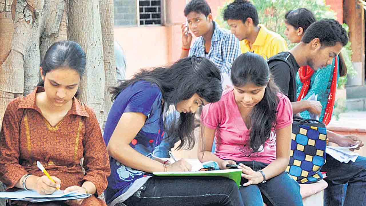 స్కాలర్‌షిప్‌ వచ్చేదెన్నడు?