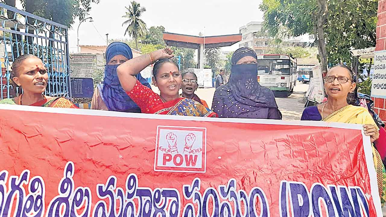 ఆర్టీసీ బస్సులు పెంచాలని పీవోడబ్ల్యూ ధర్నా