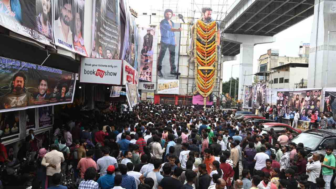 Kalki Movie Celebrations | ‘క‌ల్కి’ హంగామా.. ఫ్యాన్స్ సందడితో మోతెక్కిపోయిన సంధ్య థియేటర్