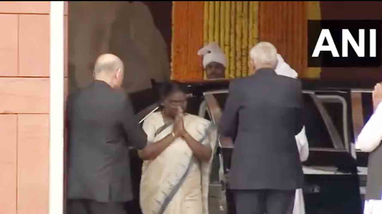 President Murmu | పార్లమెంట్‌కు చేరుకున్న రాష్ట్రపతి ముర్ము.. స్వాగతం పలికిన ప్రధాని మోదీ