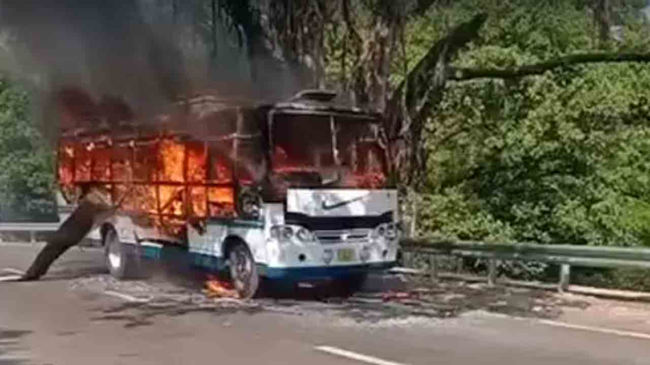 Passengers safe | దగ్ధమైన ప్రైవేట్‌ బస్సు.. 33 మంది ప్రయాణికులు సురక్షితం